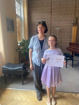 &nbsp;<b>Ema Karafiátová</b><br>s paní učitelkou<br><b>Lenkou Koudelkovou</b>