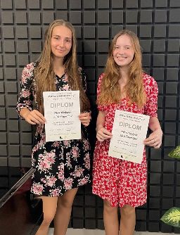 <b>Adéla Šimandlová </b><br>a <b>Klára Horáková</b>&nbsp;