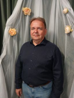 <b>Jindřich</b><b>Demela</b><br>ředitel školy, kontrabas, kytara, cimbálová muzika