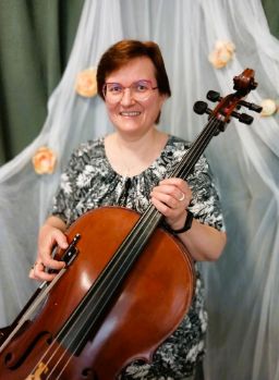 <b>Ludmila Nováková</b><br>violoncello, zpěv, pěvecký sbor