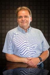 <b>Demela Jindřich</b><br>ředitel školy&nbsp;<div>kontrabas, kytara,&nbsp;</div><div>cimbálová muzika</div>